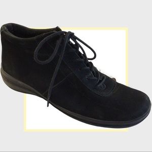 Easy Spirit Low Suede Boots Womens Size 9 Square Toe Lace Up